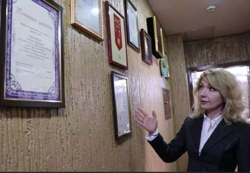 飯店二樓走廊的墻壁上，掛滿了當(dāng)?shù)卣C發(fā)的獎(jiǎng)狀與感謝信。鐘欣 攝