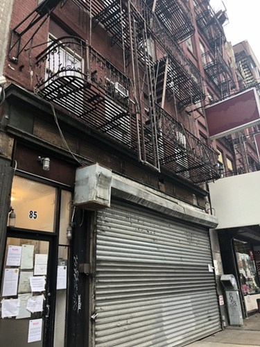 包厘街85號住戶被迫搬遷后，房屋無法按原定計劃在兩周內(nèi)修好。(美國《世界日報》記者/陳小寧 攝)