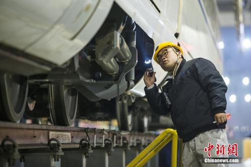 動(dòng)車組機(jī)械師們節(jié)日的堅(jiān)守