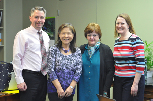 包薇(左三)表示，希望通過一連串的行動、聲明，讓家長知道學(xué)區(qū)愿意傾聽他們的擔(dān)憂，也會盡力維護(hù)他們的權(quán)利。(美國《世界日報》記者/林亞歆 攝)