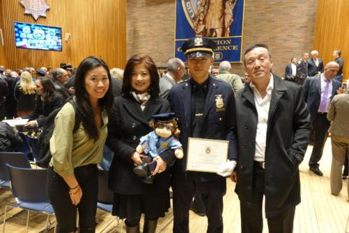 李鵬煒與家人一同慶祝晉升警佐。(美國《世界日報》記者金春香／攝影)