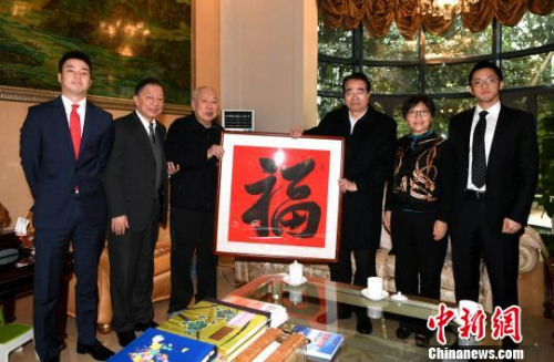 正值新春來臨之際，許又聲向林文鏡贈(zèng)送了由其題寫的“福”字表達(dá)祝福。　王東明 攝