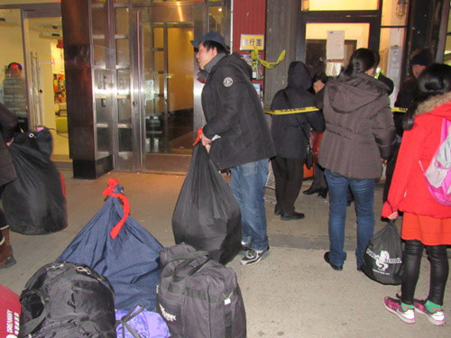 日前華埠包厘街一棟公寓被查封，被強制撤離的住戶僅能在短時間內把需要的衣物打包。(美國《世界日報》記者/顏嘉瑩 攝)