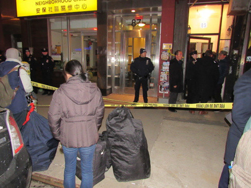 日前華埠包厘街一棟公寓被查封，警方拉起封鎖線，住戶在寒風中撤離。(美國《世界日報》記者/顏嘉瑩 攝)