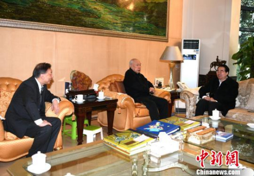 1日上午，中國(guó)國(guó)務(wù)院僑務(wù)辦公室黨組書記、副主任許又聲在福州看望印尼僑領(lǐng)、融僑集團(tuán)創(chuàng)始人林文鏡。　王東明　攝