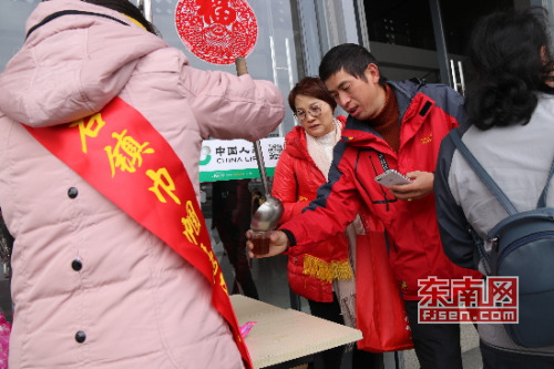 志愿者免費供應(yīng)熱姜茶 施建清/攝