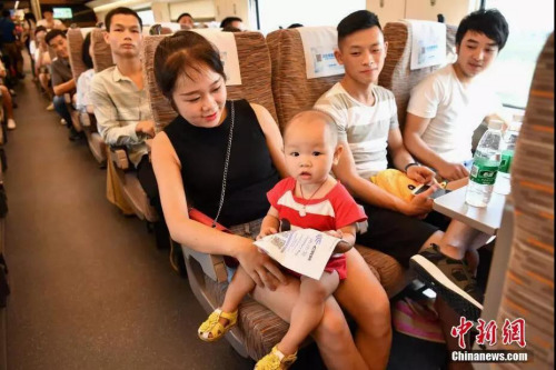 復(fù)興號(hào)車內(nèi)環(huán)境。圖片來(lái)源 <a target='_blank'  >中新網(wǎng)</a>