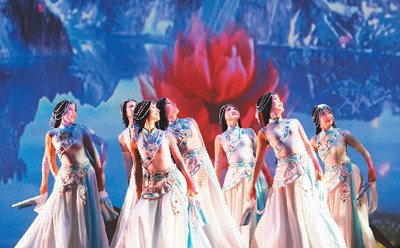 2017年7月9日，多倫多華星藝術(shù)團(tuán)主辦的“文化中國·華星閃耀”歌舞晚會(huì)在大多倫多地區(qū)列治文山市舉行。圖為古典舞《女兒情》。 　　<a target='_blank' >中新社</a>記者 余瑞冬攝