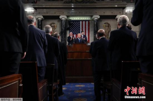 資料圖：當(dāng)?shù)貢r間2018年1月30日晚，美國總統(tǒng)特朗普在美國國會大廈發(fā)表上任以來的首份國情咨文。白宮此前公布稱，特朗普將在國情咨文中談到經(jīng)濟就業(yè)、基建、移民、貿(mào)易和國家安全五大議題。