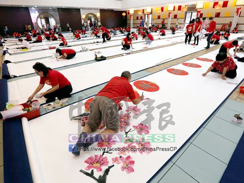 現(xiàn)場(chǎng)繪畫(huà)萬(wàn)狗圖，充滿新年氣息。