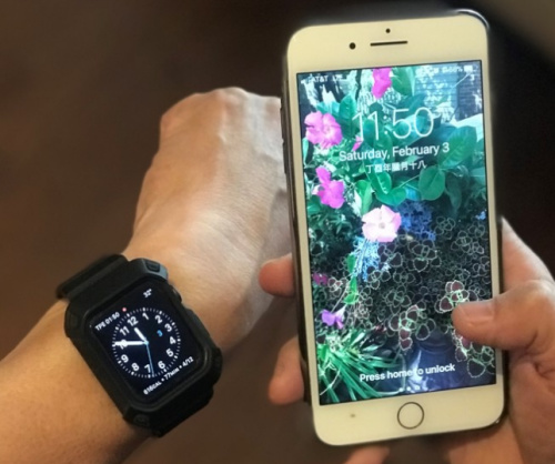 為防范手機(jī)被竊而使個資外泄，可將手機(jī)與智能型手表配對，只有兩個裝置在一起時，才能打開手機(jī)。(《世界日報(bào)》記者陳曼玲╱攝影)