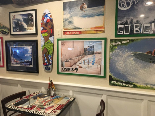 餐廳裝飾用滑板和沖浪板，十分獨特。(美國《世界日報》記者/王全秀子 攝)