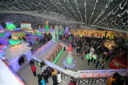 活動現(xiàn)場美麗的冰燈。