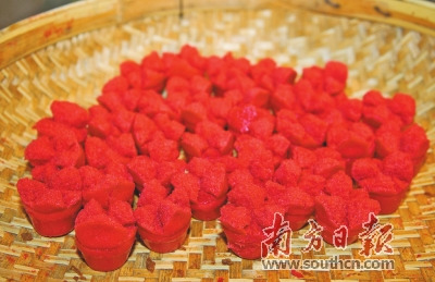 紅紅火火的發(fā)粄。 攝影：何森垚