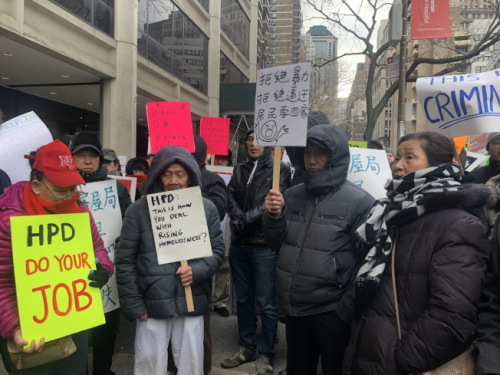 華埠包厘街85號(hào)住戶2月2日下午在HPD門前抗議，要求政府接管大樓盡快維修。(美國(guó)《世界日?qǐng)?bào)》記者/陳小寧 攝)