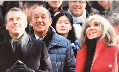 隨行法國訪問團(tuán)的林嘉怡（左三）