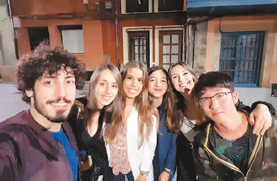 劉嘉瑞（右一）聚集了一批好友，準備在除夕夜吃火鍋慶祝一番。