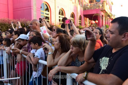 眾多觀眾駐足觀看。（阿根廷華人網(wǎng)）