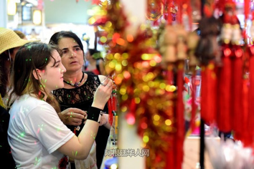 民眾挑選中國飾品。（阿根廷華人網(wǎng)）