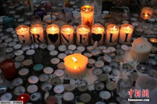 當(dāng)?shù)貢r(shí)間2017年6月18日，英國(guó)倫敦，民眾持續(xù)悼念倫敦大火遇難者。6月14日凌晨發(fā)生在英國(guó)首都倫敦西部一棟高層居民樓的火災(zāi)已造成30人死亡，另有58人失蹤，或已遇難。