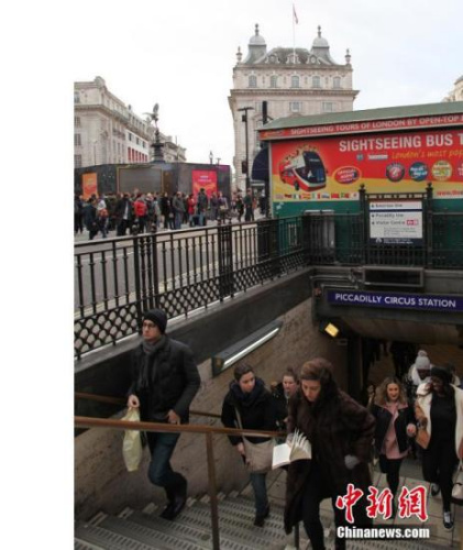 12月30日，節(jié)日的倫敦街頭，一派熱鬧景象。圖為倫敦街頭的一地鐵口。<a target='_blank' >中新社</a>記者 張平 攝