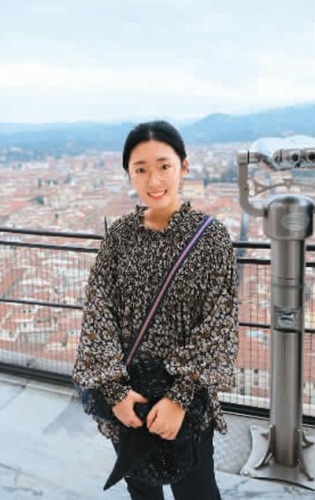 陳治穎漸漸適應(yīng)了留學(xué)生活。圖為她在意大利旅行時(shí)的紀(jì)念照。