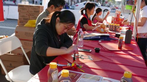 張宇馨在認(rèn)真寫書法。(美國《世界日報》記者李雪／攝影)