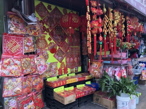 春節(jié)即將到來，掛飾店都是紅火火的一片，迎來銷售高峰。(美國《世界日報(bào)》記者/黃伊奕 攝)