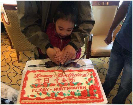 2月4日，飛豬南極專線第二艘船，船長(zhǎng)給2月份過生日的乘客慶生，包括年紀(jì)最小的乘客