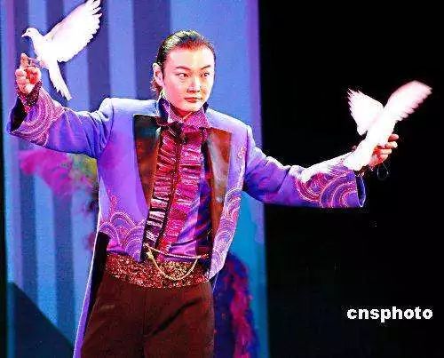 資料圖。李寧，中國雜技團魔術(shù)師，表演風(fēng)格中西兼?zhèn)?、明快流暢，代表作《仙人摘豆》、《喝不完的美酒》、《拼圖幻象》