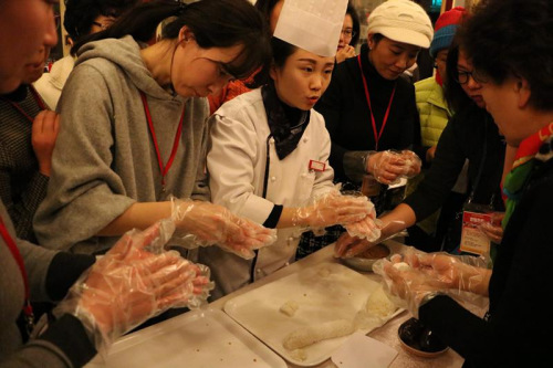 訪問團一行體驗中式糕點制作。