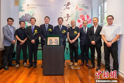 10月12日，由澳門特區(qū)政府文化局主辦的“君子愛蓮花——饒宗頤教授百歲華誕書畫作品展”在澳門饒宗頤學(xué)藝館揭幕，展出饒宗頤15件套以蓮花為題的書畫作品。圖為澳門特區(qū)政府文化局局長(zhǎng)梁曉鳴（右五）、中央政府駐澳門聯(lián)絡(luò)辦公室文化教育部副部長(zhǎng)級(jí)助理邵彬（左五）等嘉賓出席開幕式。<a target='_blank' >中新社</a>記者 龍土有 攝