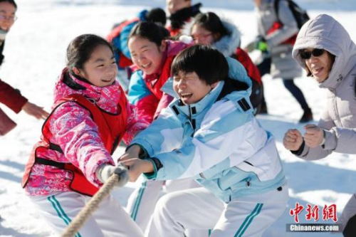 1月24日，北京玉淵潭公園舉行“青春迎冬奧 寒假冰雪樂”雪地趣味運(yùn)動會，來自首都師范大學(xué)附屬中學(xué)的40余名中學(xué)生參加了運(yùn)動會。雪地曲棍球、雪人裝扮、雪車滑滑樂、雪地青春競速等項目，讓剛剛放假的孩子們不僅在參與中得到了鍛煉，也增長了冬奧知識。圖為雪地拔河比賽。<a target='_blank' >中新社</a>記者 杜洋 攝