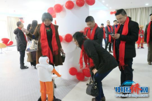 圖為與會嘉賓體驗智能家居產(chǎn)品 藍(lán)必祠 攝