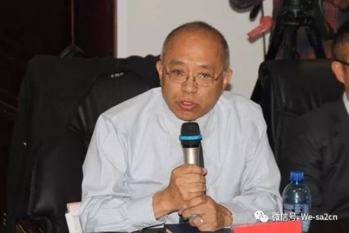 南非籍華人代表潘國(guó)鏡代表領(lǐng)保貢獻(xiàn)者發(fā)言。( 圖片來(lái)源：南非僑網(wǎng)微信公眾號(hào))