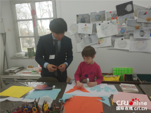 小朋友學習剪紙。