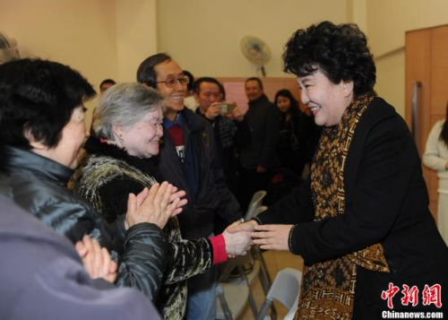 2月7日，中國國務(wù)院僑務(wù)辦公室主任裘援平(右)一行到訪澳門歸僑總會(huì)，為他們提前送上新春?jiǎn)柡颍⒃谧剷?huì)上對(duì)歸僑總會(huì)提出4點(diǎn)希望。<a target='_blank' >中新社</a>記者 譚達(dá)明 攝