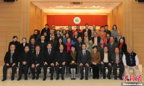 2月7日，中國國務(wù)院僑務(wù)辦公室主任裘援平(前排中)一行當(dāng)日到訪澳門歸僑總會(huì)，為他們提前送上新春?jiǎn)柡?，并在座談?huì)上對(duì)歸僑總會(huì)提出4點(diǎn)希望。<a target='_blank' >中新社</a>記者 譚達(dá)明 攝