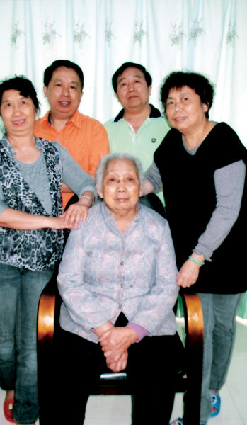 朱春金家人與母親合影。