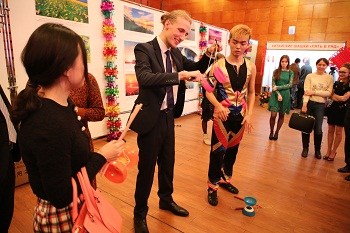 觀眾跟演員學(xué)習(xí)抖空竹。