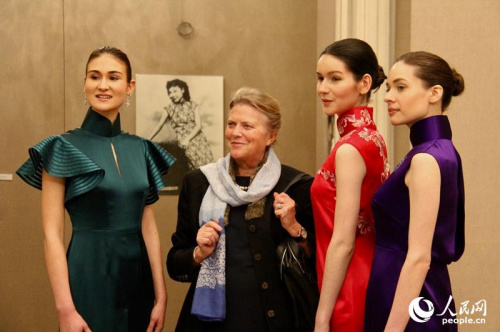 法國觀眾與走秀模特合影。龔鳴攝