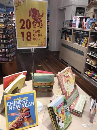 FOYLES書店里“中國新年”兒童讀物。（英國《華聞周刊》微信公眾號/曹劼 攝）
