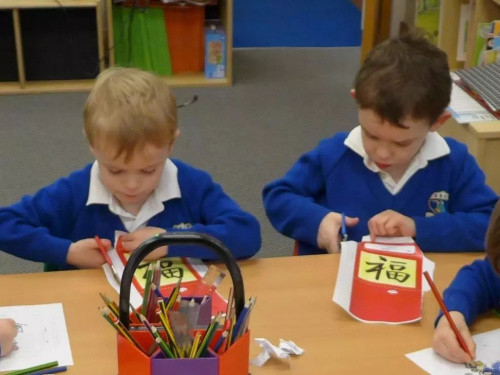 英國埃塞克斯Great Sampford小學自制的手工龍和福字。（英國《華聞周刊》微信公眾號）