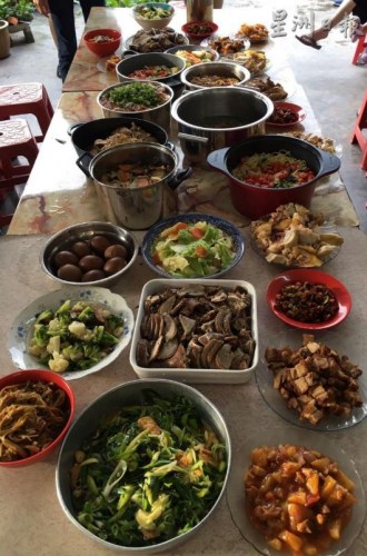 去年回娘家過(guò)年的陳苡香，接過(guò)團(tuán)年飯的統(tǒng)籌任務(wù)，率領(lǐng)所有堂弟妹，合作煮出這桌“新風(fēng)味”團(tuán)圓飯，也讓他們更了解團(tuán)圓的意義。(馬來(lái)西亞《星洲日?qǐng)?bào)》)