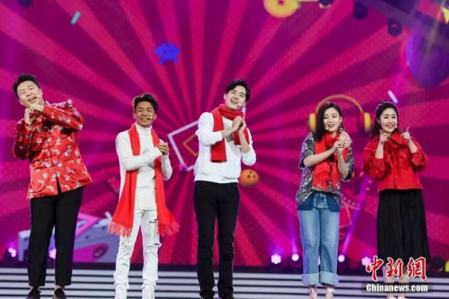 王寶強、劉昊然登臺為華僑華人賀新春