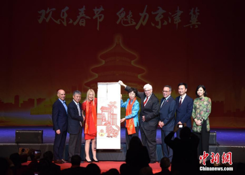 當(dāng)?shù)貢r(shí)間2月10日晚，首屆“歡樂春節(jié)·魅力京津冀”活動(dòng)在美國加利福尼亞州比佛利山市塞班劇院精彩登場。圖為中國對外文化交流協(xié)會(huì)秘書長助理時(shí)堅(jiān)東（右五）及京津冀三地有關(guān)負(fù)責(zé)人向比佛利山市長麗莉·博斯（左三）等美方嘉賓贈(zèng)送禮物。<a target='_blank' >中新社</a>記者 張朔 攝