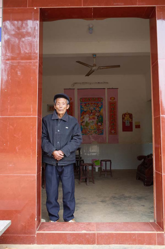 邱千祥老人在家門口