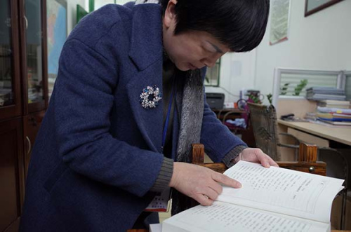 郭曉紅在翻看書(shū)中關(guān)于潮汕難民的記載