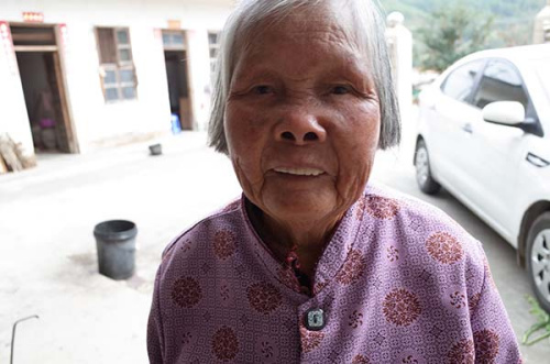 陳秋妹老人在上杭家中