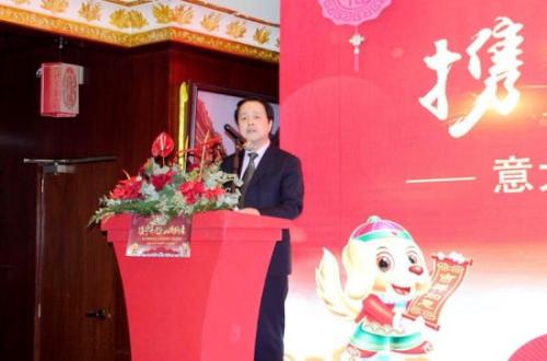 中國(guó)駐佛羅倫薩總領(lǐng)館總領(lǐng)事王輔國(guó)出席普拉托華僑華人聯(lián)誼會(huì)迎春年會(huì)并講話。(圖片來(lái)源：意大利歐聯(lián)網(wǎng))